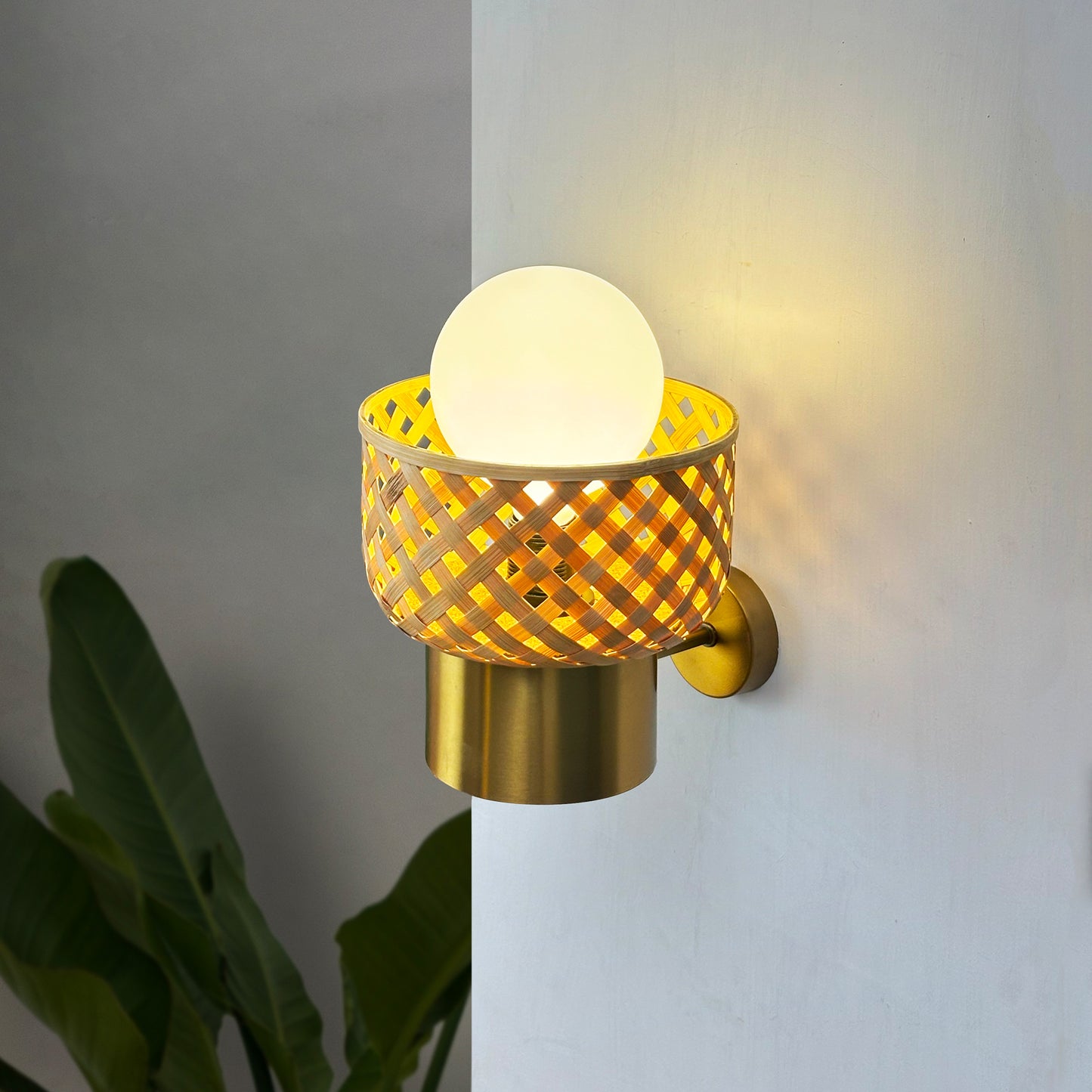 Foxglove Globe Wall Lamp: Bamboo Light Sconce for Home Restaurants and Offices [20cm/8in Dia]-Mianzi