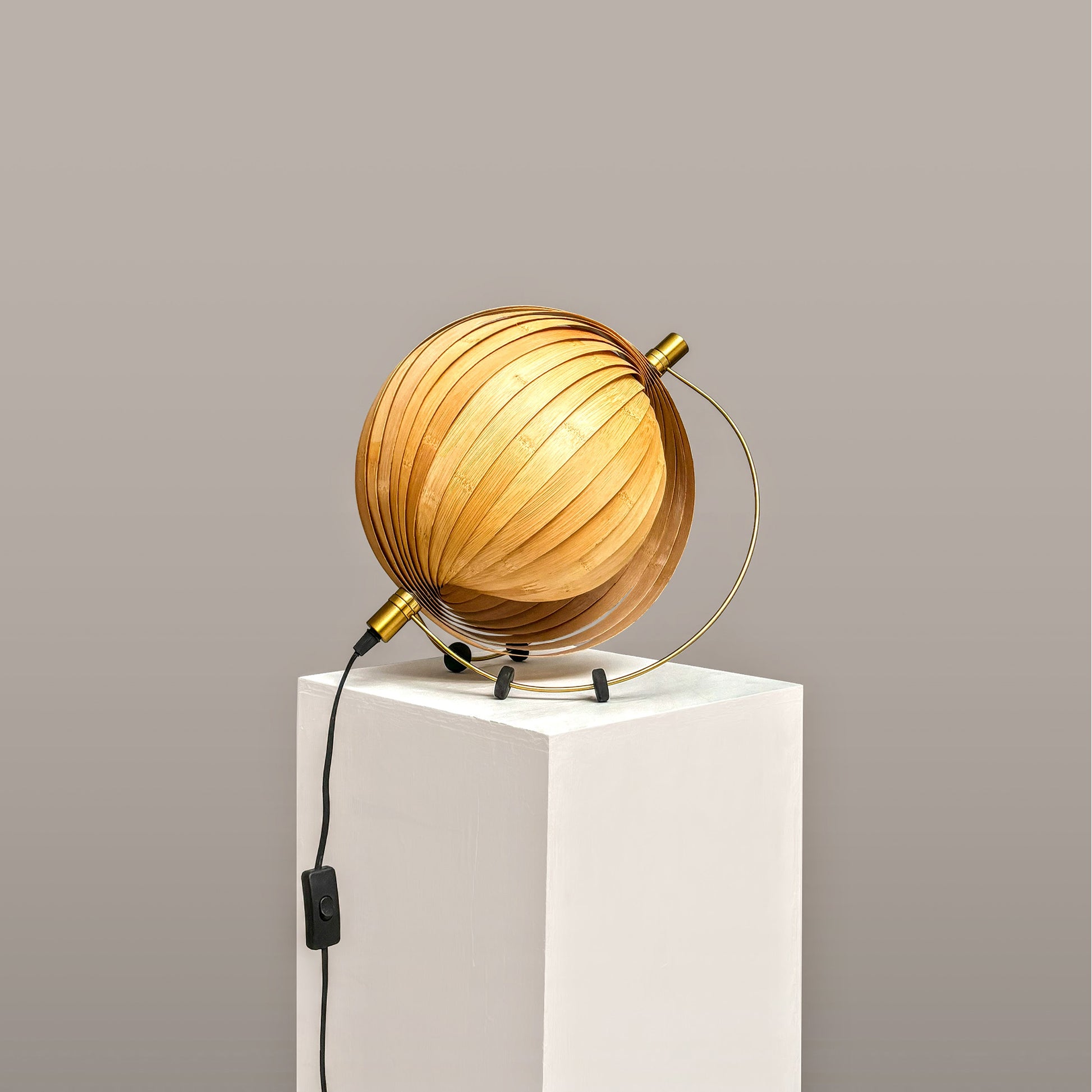 Seashell Table Lamp: Designer Table Top Lamp | Artisanal Cafe Lighting Restaurants Decor [22cm/8.5in(L) x 38.5cm/15in(W) x 32cm/14in(H)]-Mianzi