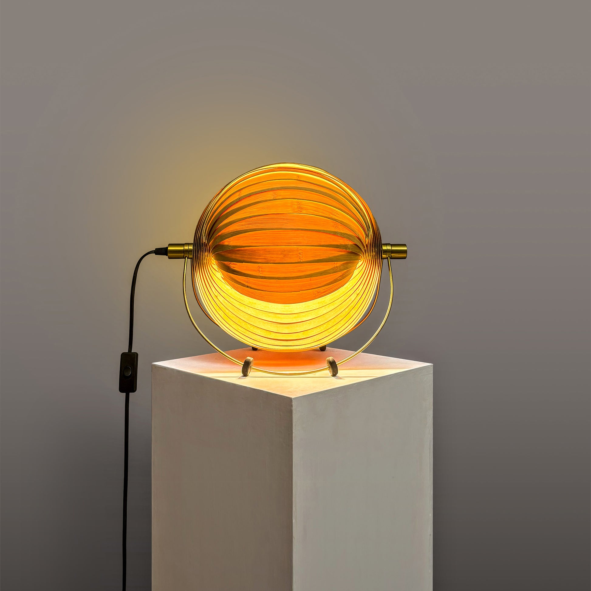 Seashell Table Lamp: Designer Table Top Lamp | Artisanal Cafe Lighting Restaurants Decor [22cm/8.5in(L) x 38.5cm/15in(W) x 32cm/14in(H)]-Mianzi